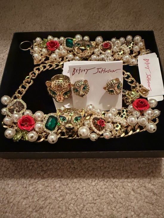 Betsey Johnson Jewelry - 6 hour sale with discount ship - Betsey Johnson Gold Faux Pearl & Leopard 4 pcs